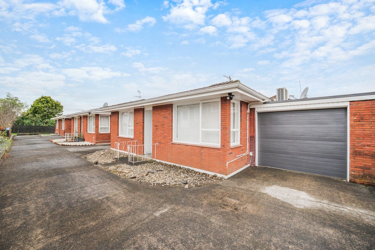 2/8 Akehurst Avenue, New Lynn, Auckland - Carousel 1
