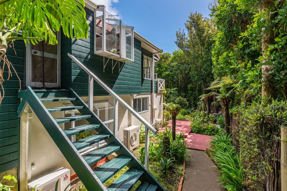 15B Kakariki Grove, Waikanae - Carousel 1