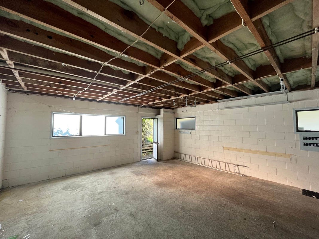 10 Wairere Road, Henderson - Carousel 20