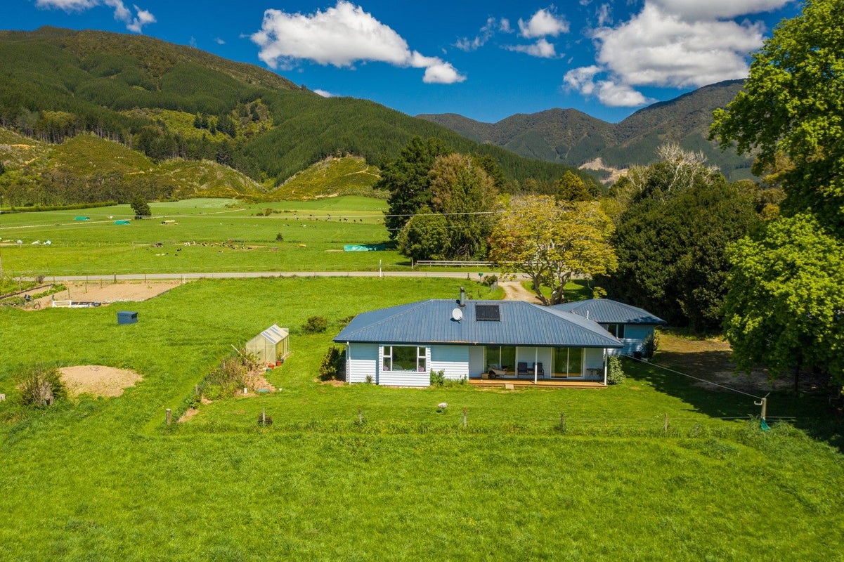 1231 Queen Charlotte Drive, Picton - Carousel 20