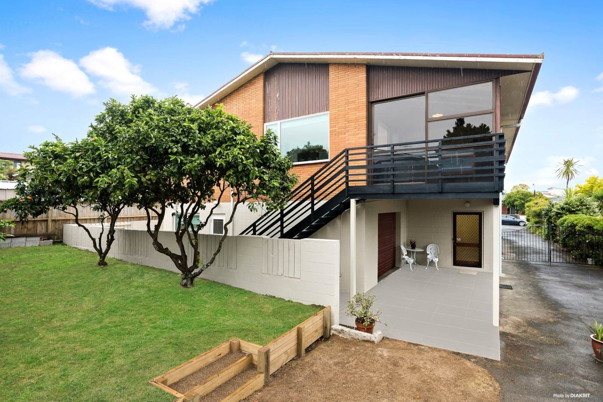 2/43 James Evans Drive, Northcote, Auckland - Carousel 1