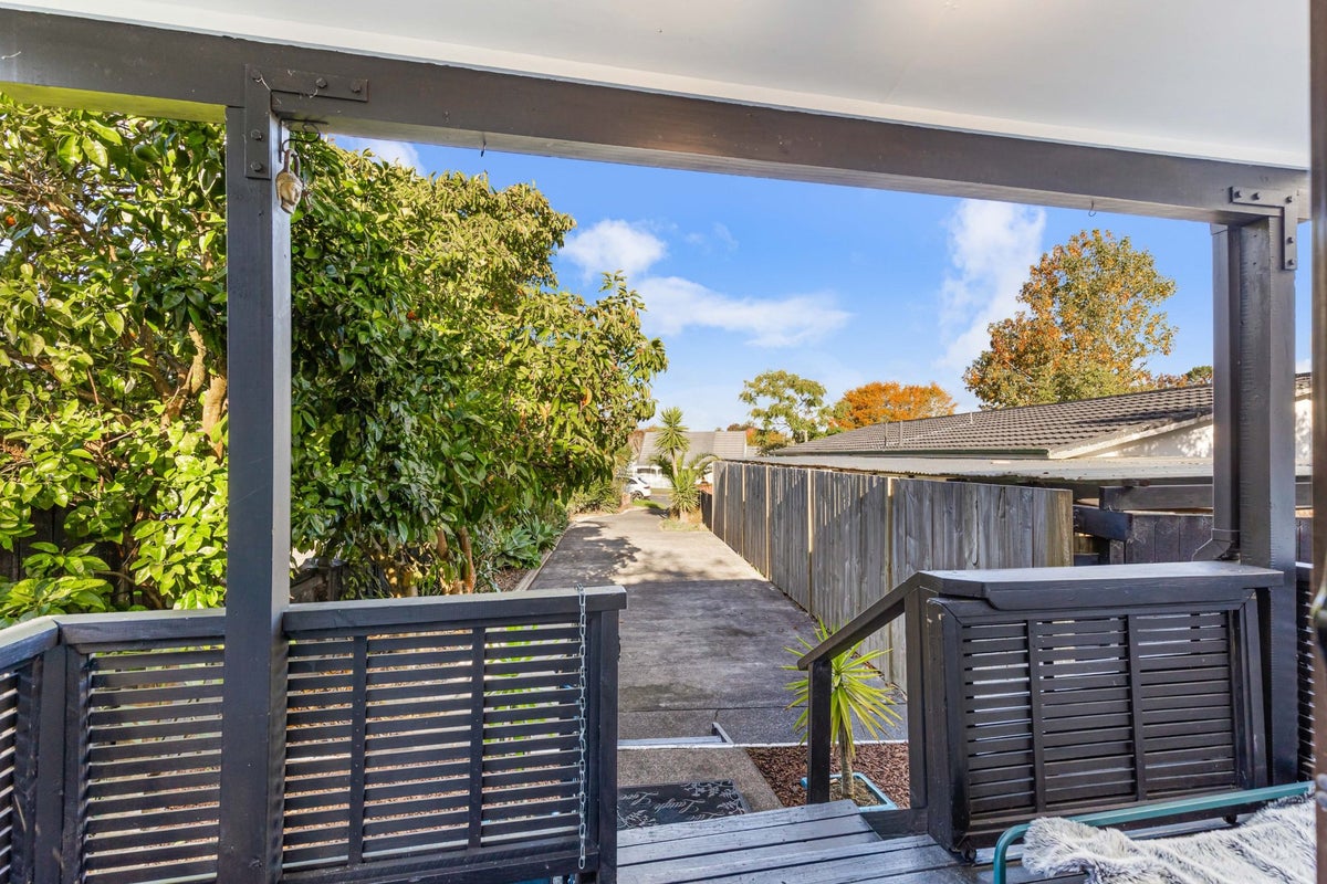 1/6 Peterhouse Place, West Harbour, Auckland - Carousel 2