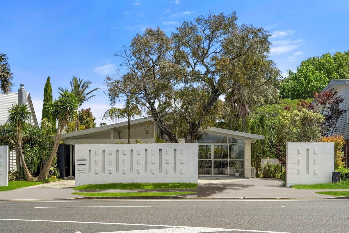 500 East Coast Road, Windsor Park, Auckland - Carousel 1