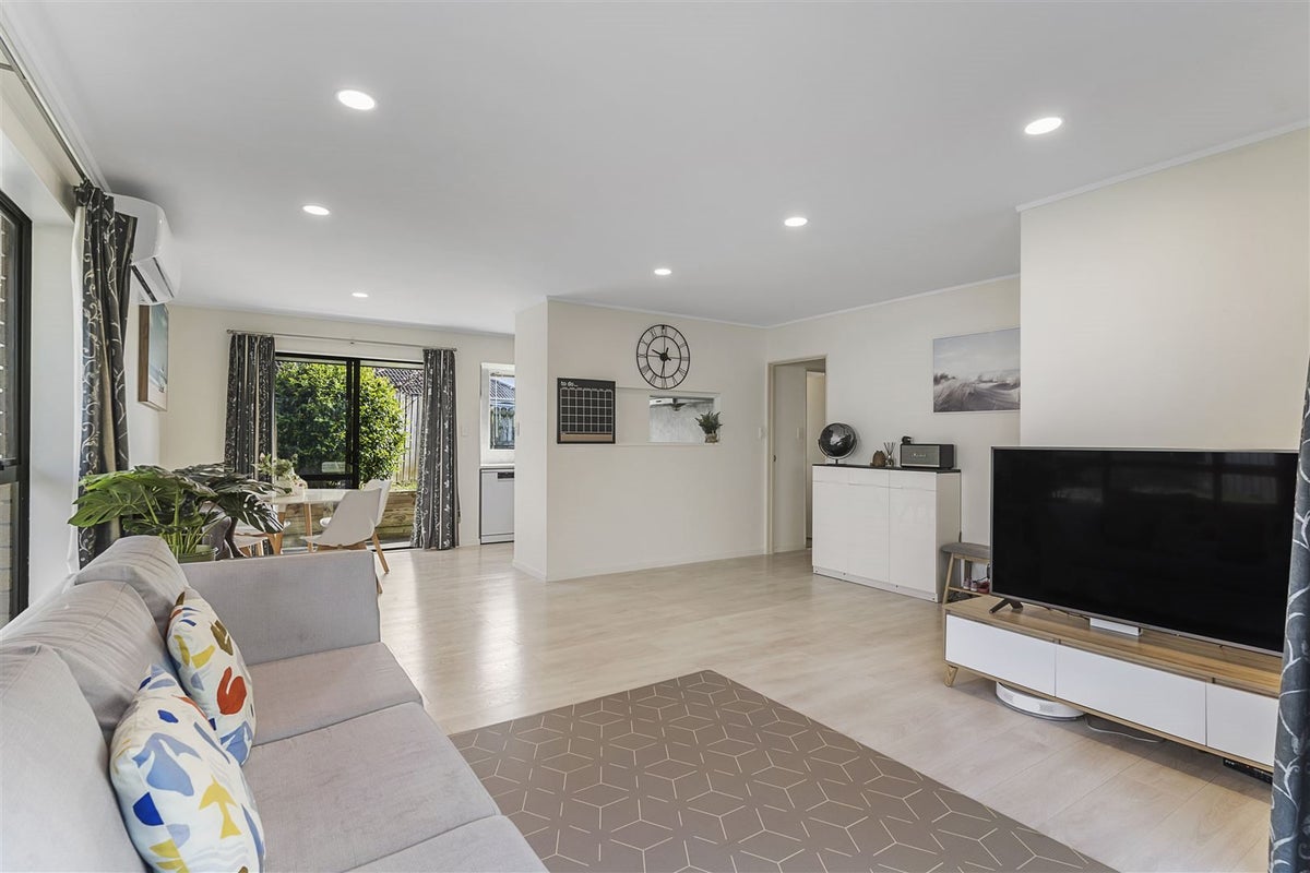 8 Frank Bunce Grove, Flat Bush, Auckland - Carousel 2