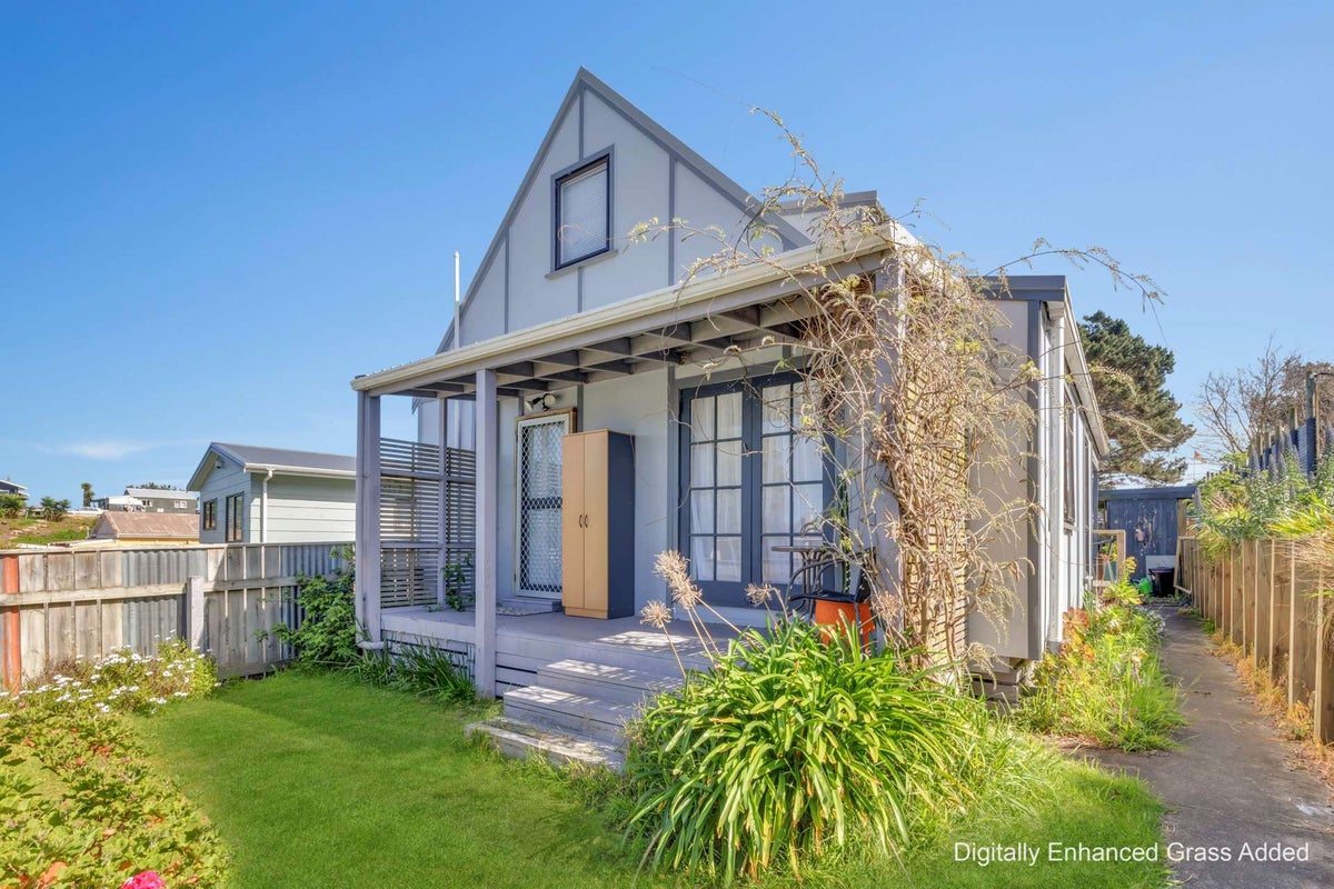 23 Manuka Street, Castlecliff, Whanganui - Carousel 1