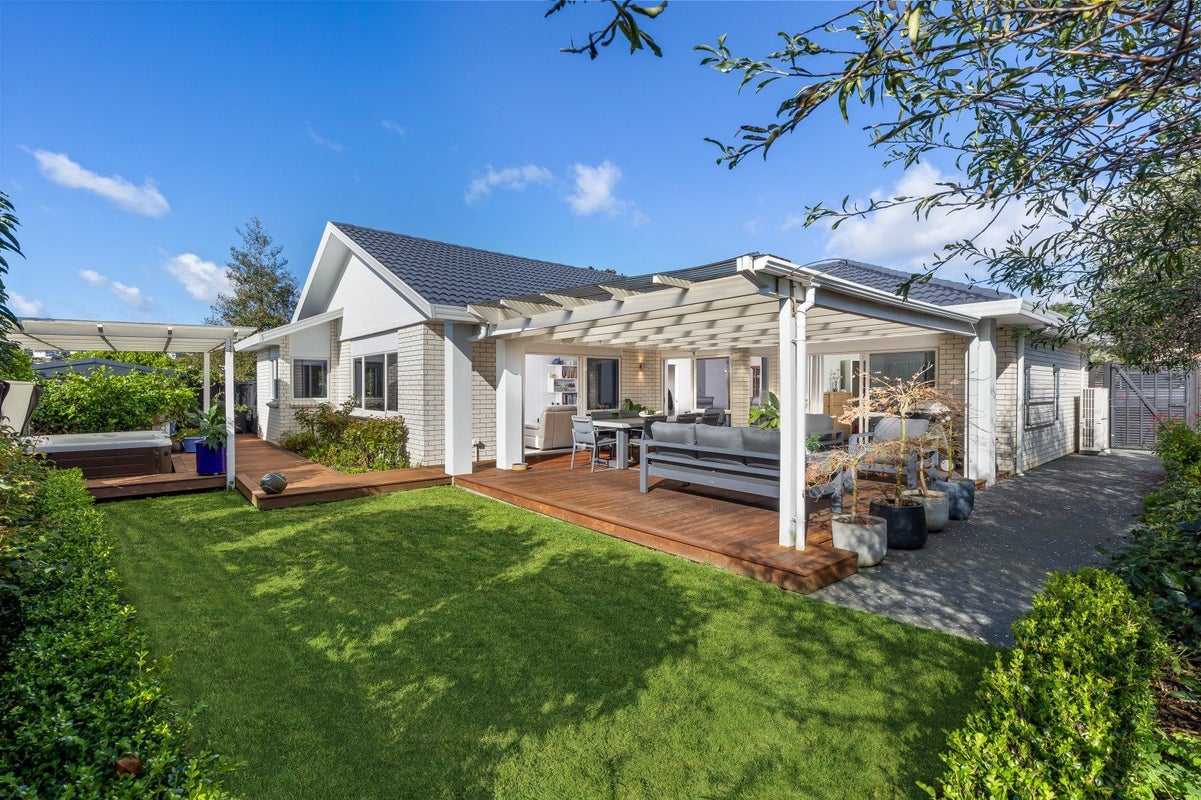 17 Te Wharau Drive, Greenhithe, Auckland - Carousel 1