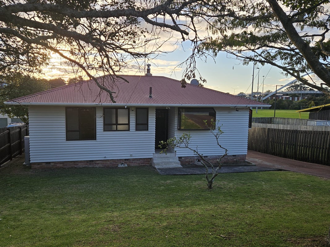 39 Valonia Street, New Windsor, Auckland - Carousel 2