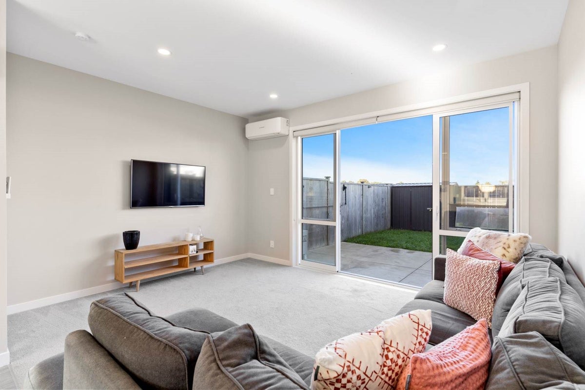 229 Jack Lachlan Drive, Beachlands, Auckland - Carousel 1