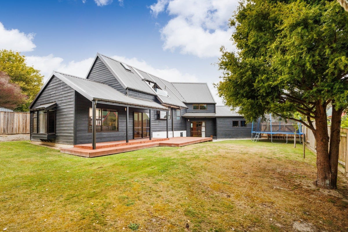 11 Hillgrove Place, Fitzherbert, Palmerston North - Carousel 1