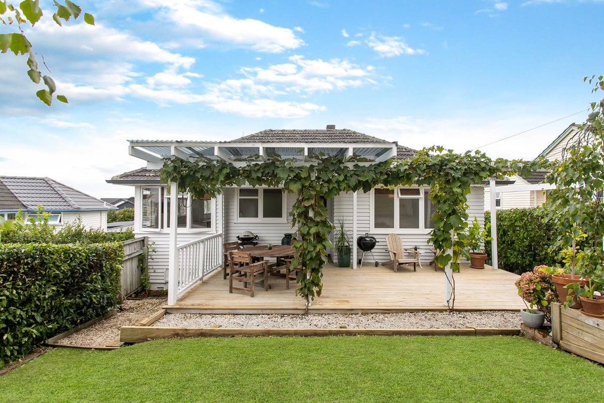 25 Clairville Crescent, Wai o Taiki Bay, Auckland - Carousel 1