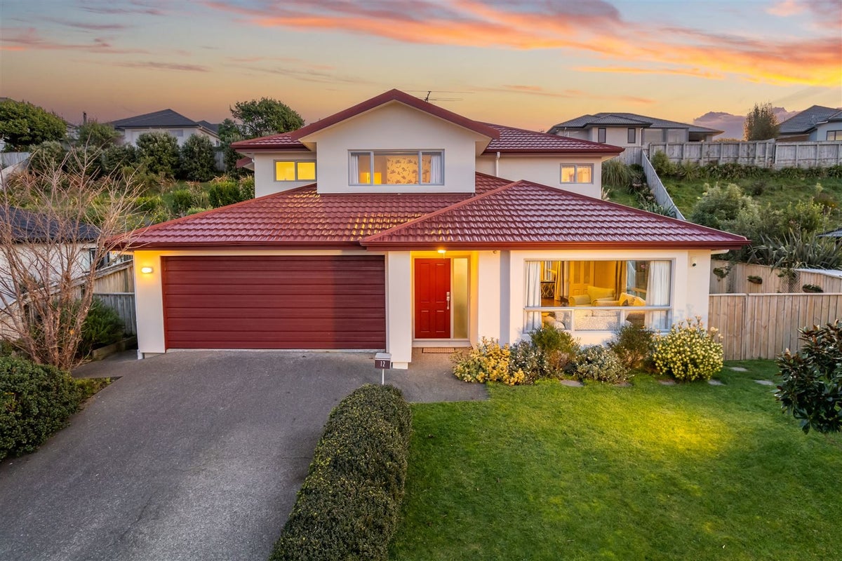 12 Dusky Crescent, Aotea, Porirua - Carousel 1