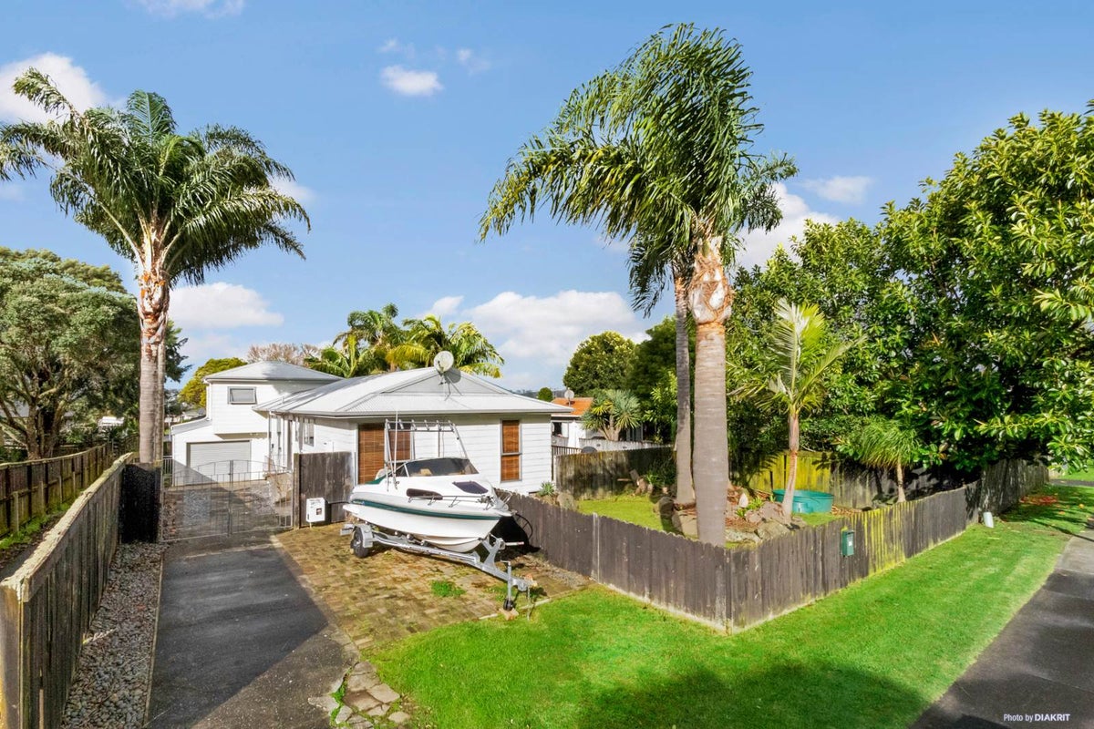 116 Pigeon Mountain Road, Half Moon Bay, Auckland - Carousel 1