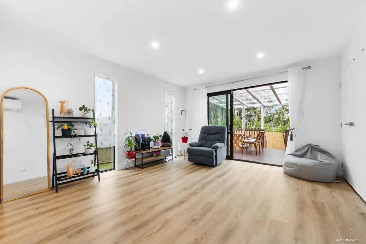 9/25 Vodanovich Road, Te Atatu South, Auckland - Carousel 1