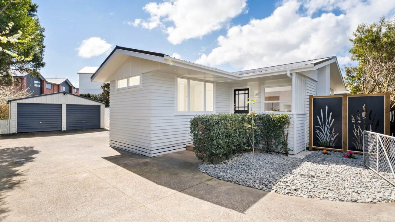 43 Graham Avenue, Te Atatu Peninsula, Auckland - Carousel 1