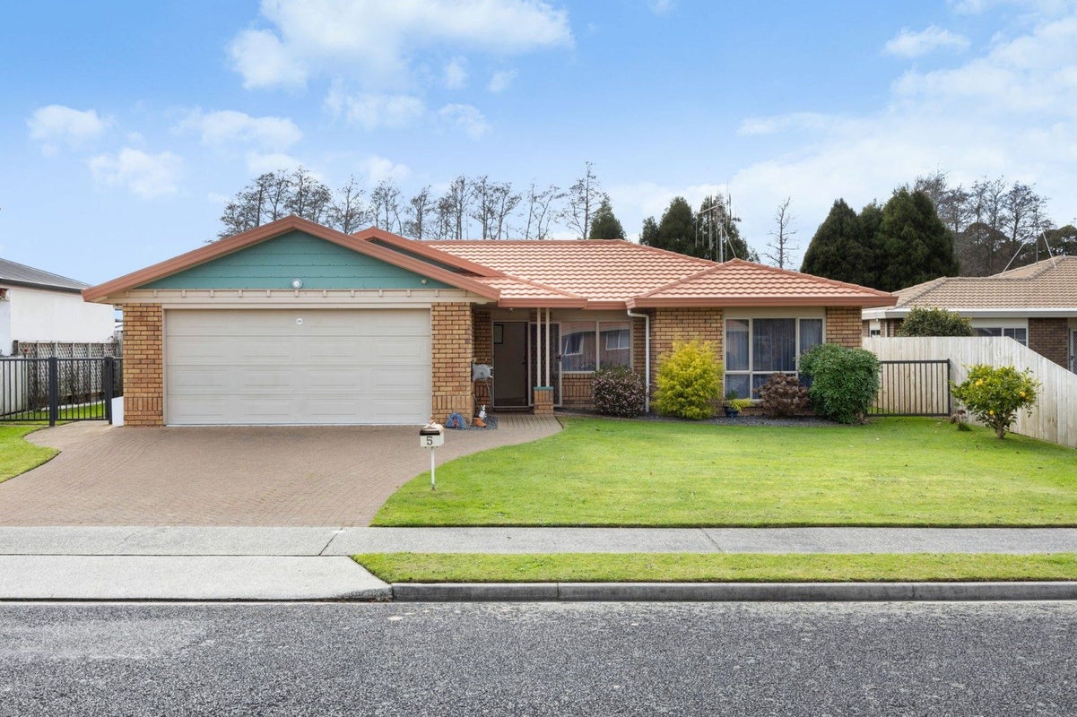 5 Reynolds Drive, Glenview, Hamilton - Carousel 1