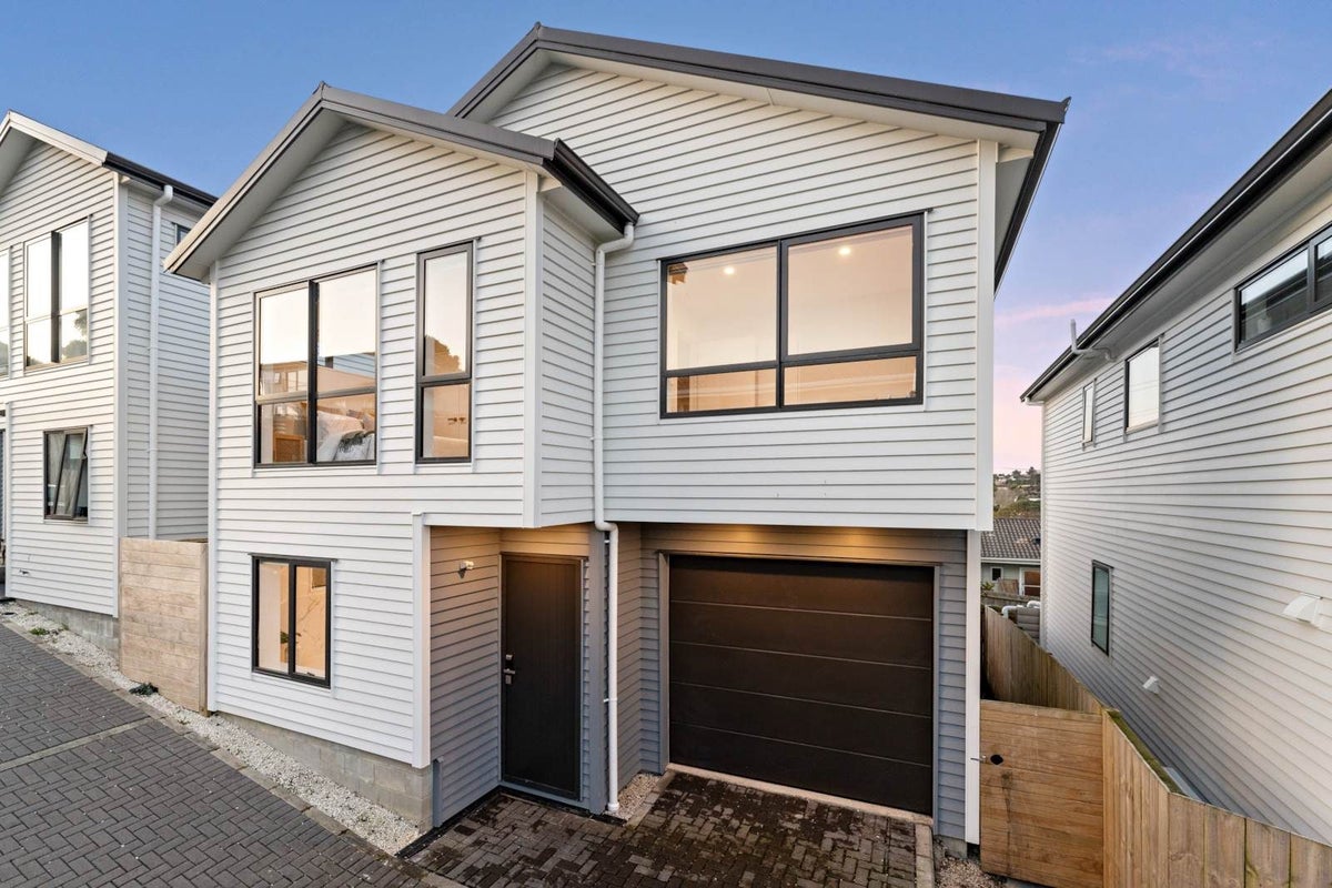 51B Reynella Drive, Massey, Auckland - Carousel 1