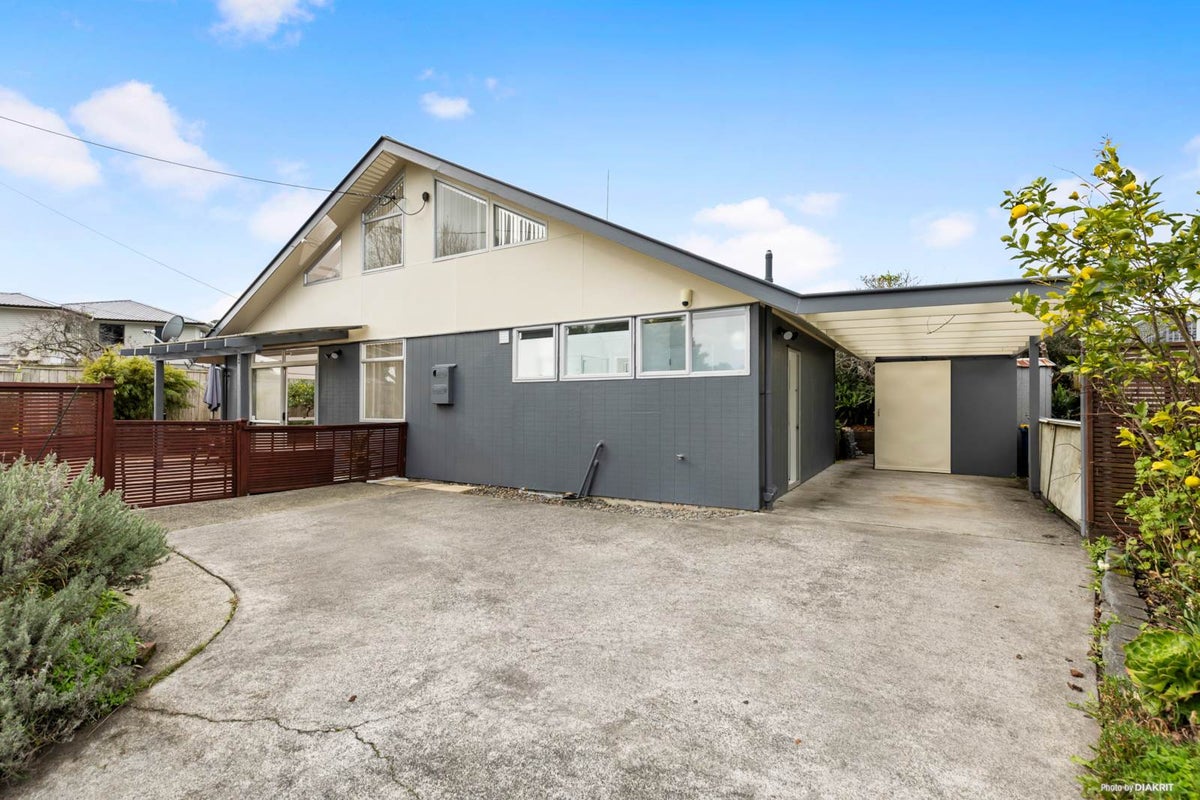 1 Ozich Avenue, Te Atatu South, Auckland - Carousel 2