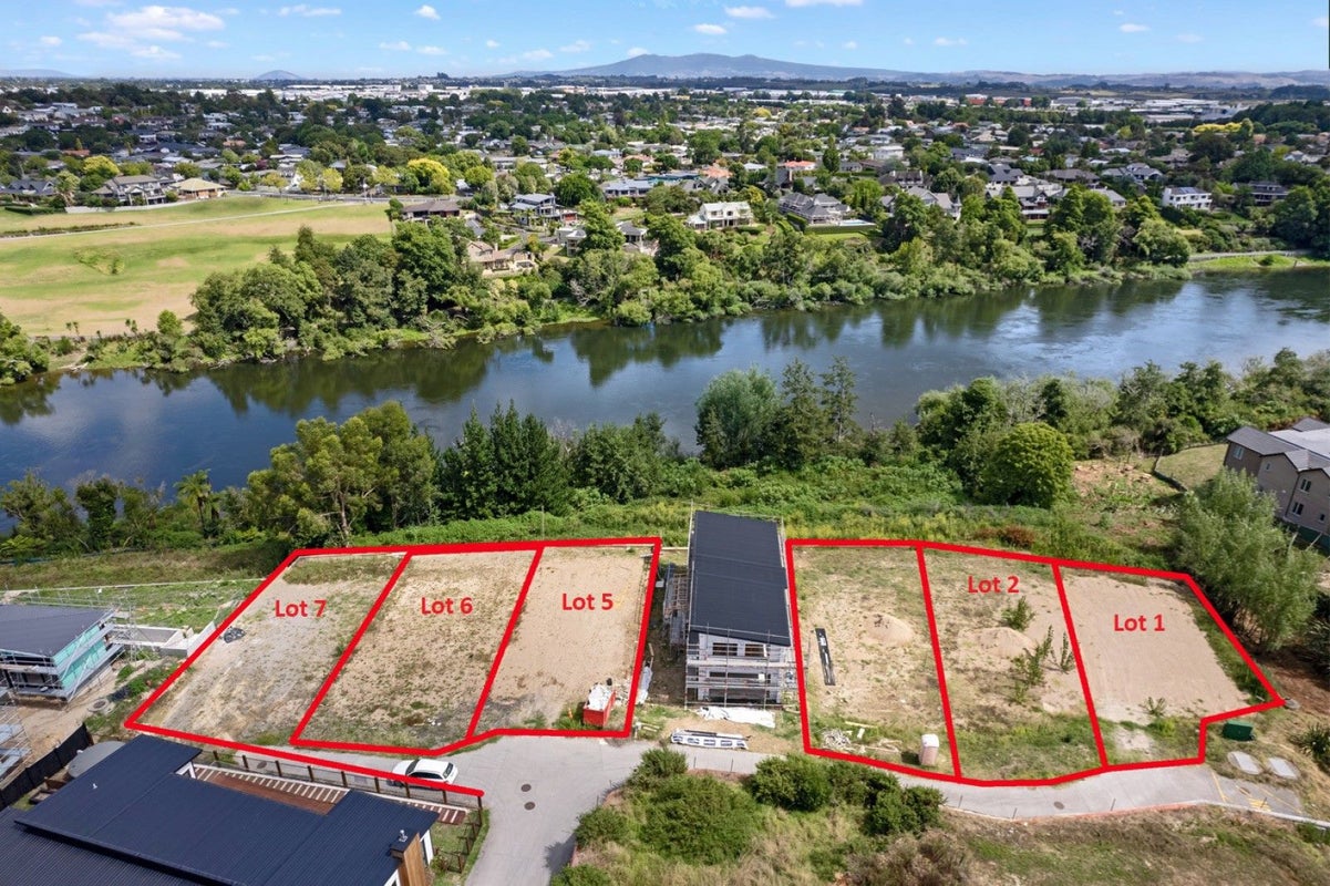 2/12 Paritai Place, Flagstaff, Hamilton - Carousel 1