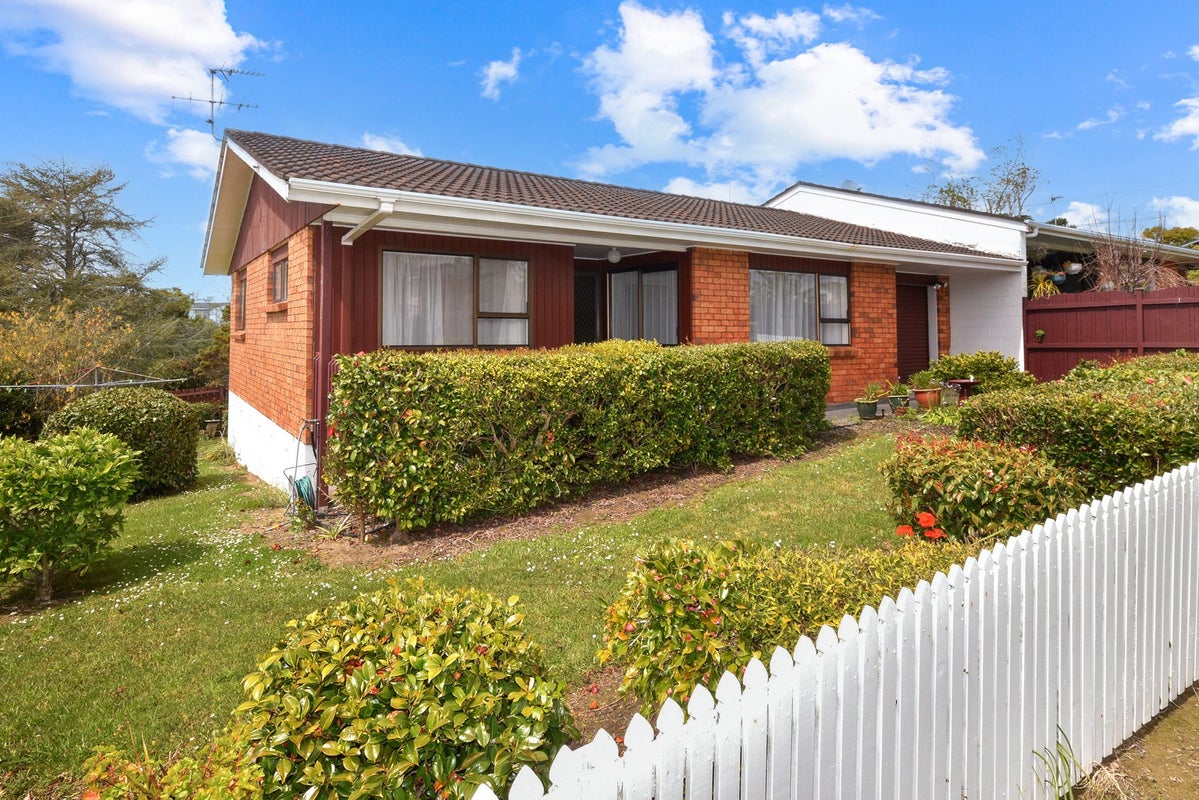 2/1 Sari Place, Massey, Auckland - Carousel 1