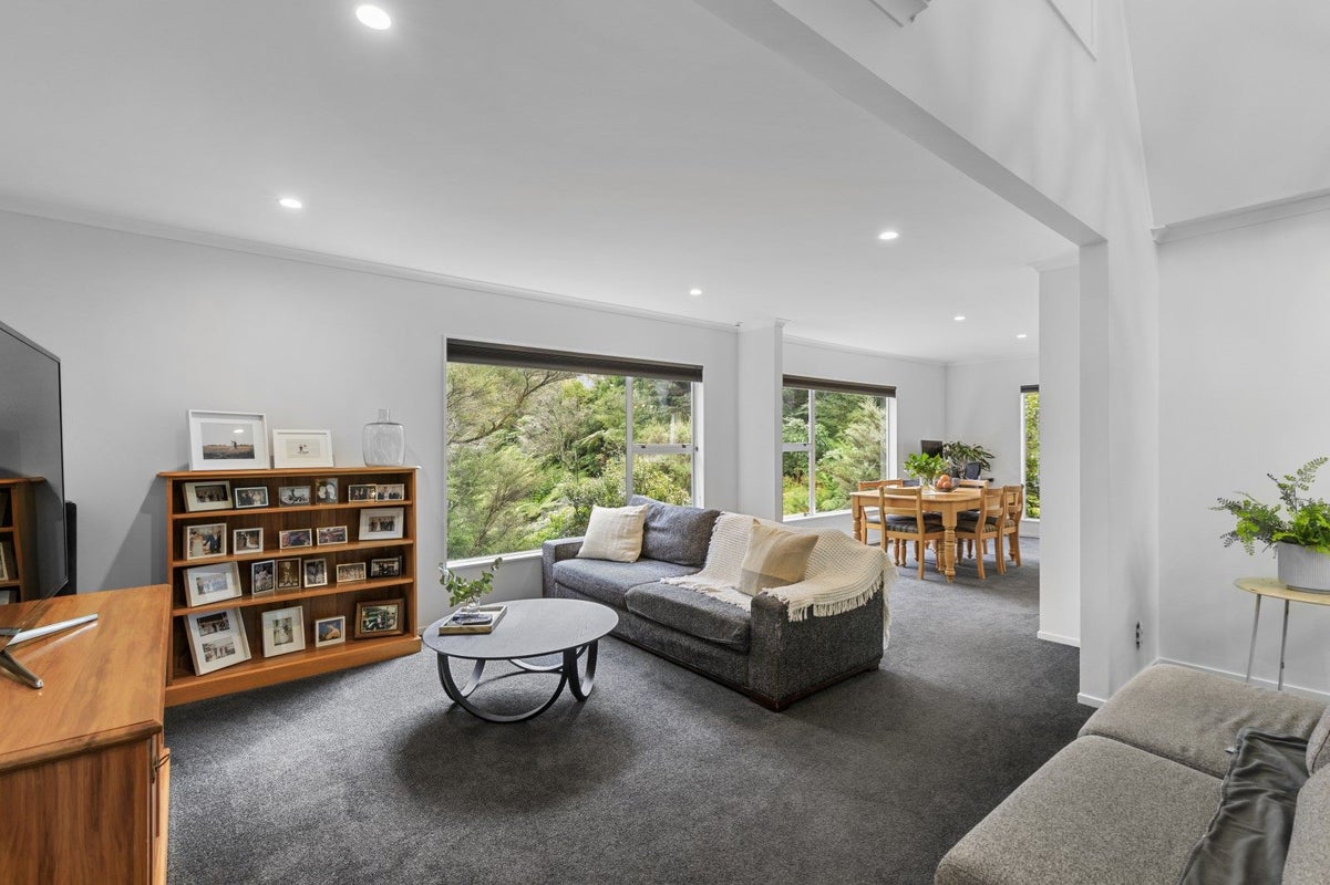 5 Kenilworth Grove, Silverstream, Upper Hutt - Carousel 2