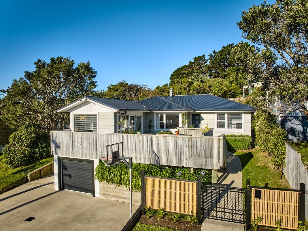 8 Beazley Avenue, Paparangi, Wellington - Carousel 2