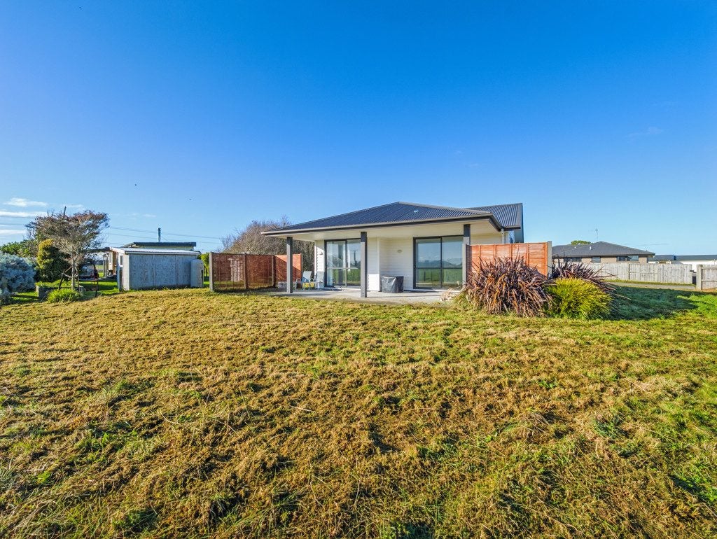 6 George Street, Bulls - Carousel 1