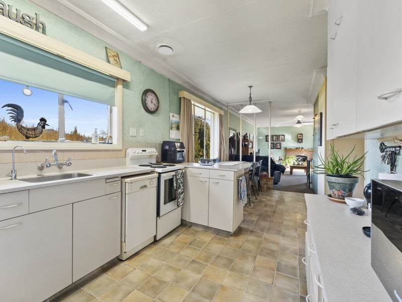4 Royal Terrace, Alexandra, Alexandra - Carousel 2