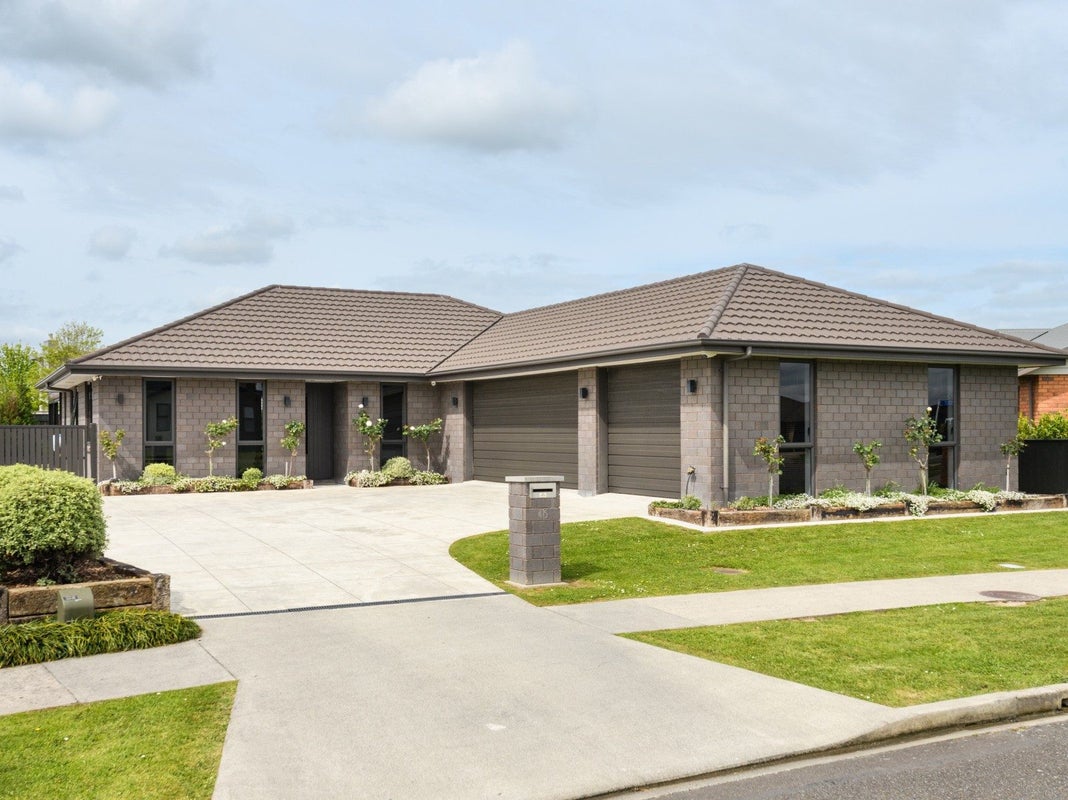 45 Liberty Grove, Kelvin Grove, Palmerston North - Carousel 1