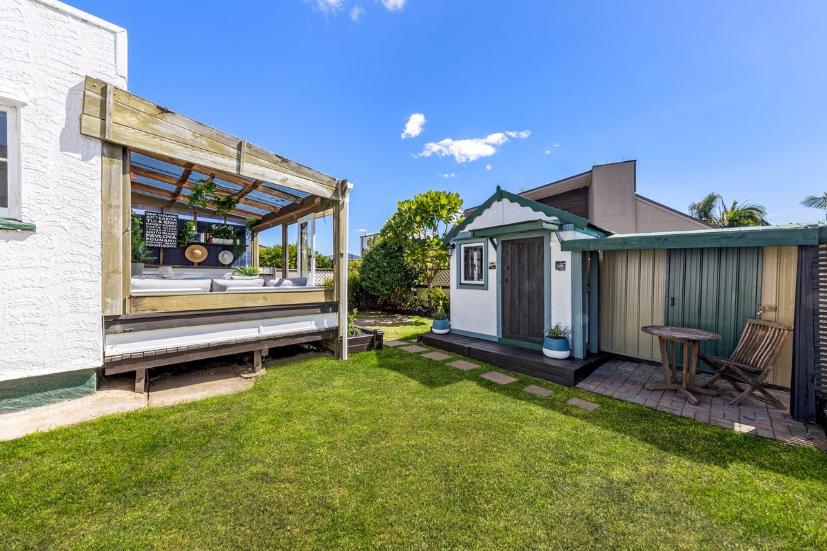 32 Dignan Street, Point Chevalier, Auckland - Carousel 5