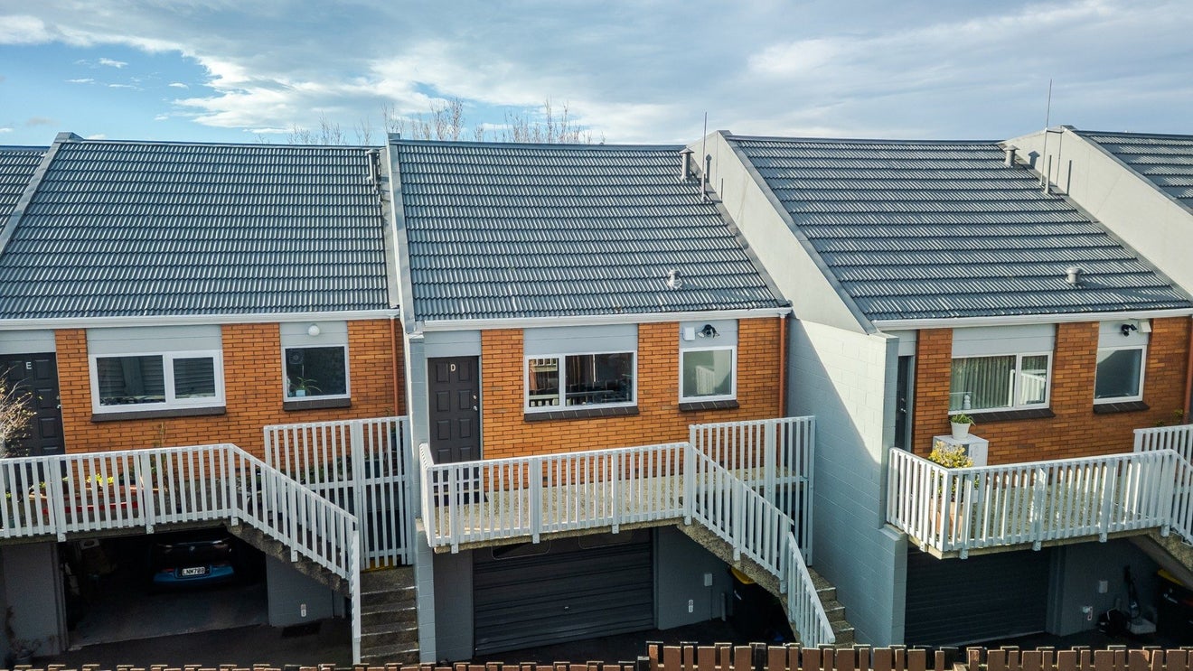 229D Highgate, Roslyn, Dunedin - Carousel 1