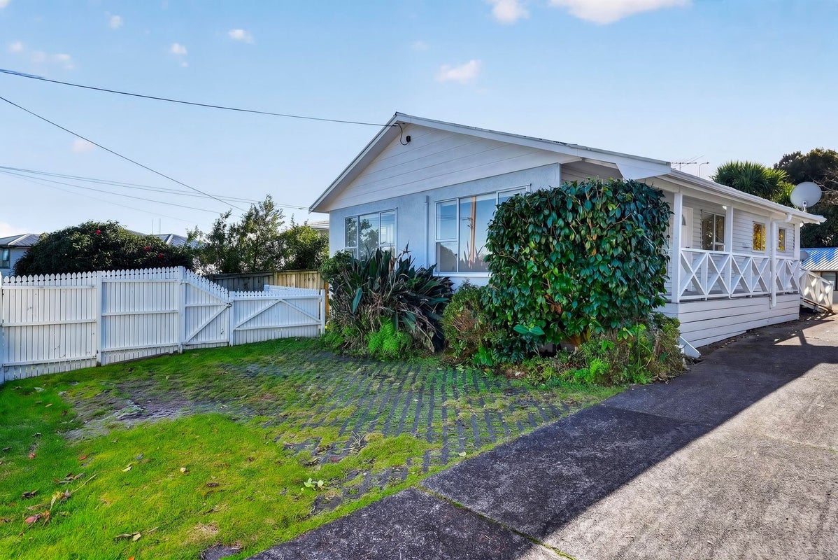 31 Peach Road, Glenfield, Auckland - Carousel 2