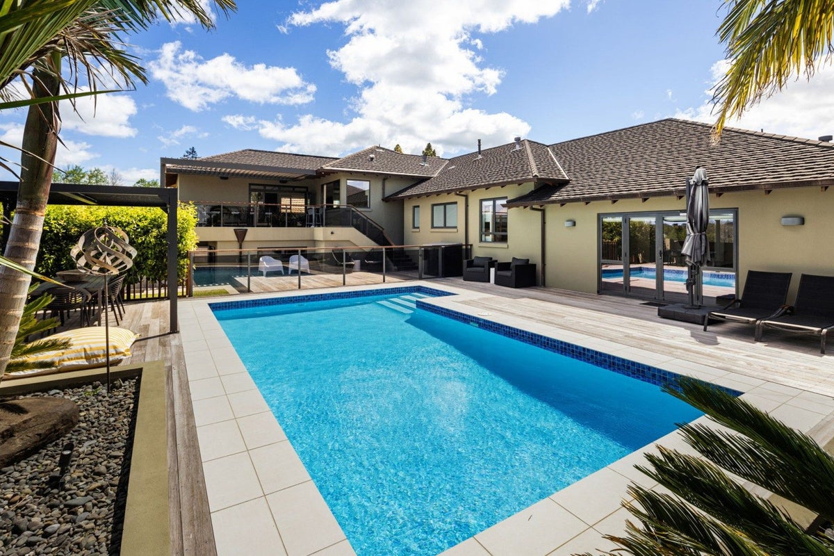 27 Dalethorpe Avenue, Fairfield, Hamilton - Carousel 1