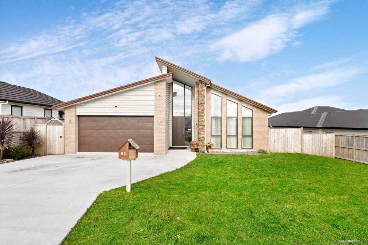 65 Seventh View Avenue, Beachlands, Auckland - Carousel 1