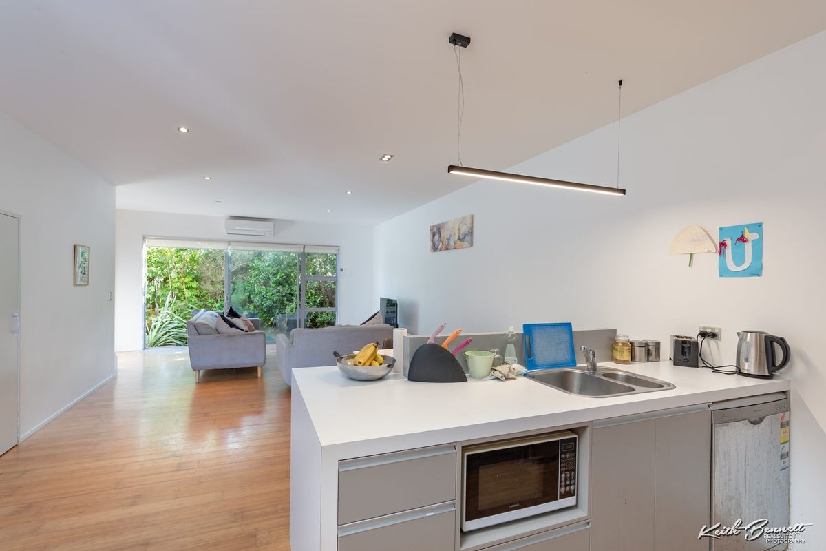 62 Saddleback Grove, Karori, Wellington - Carousel 2