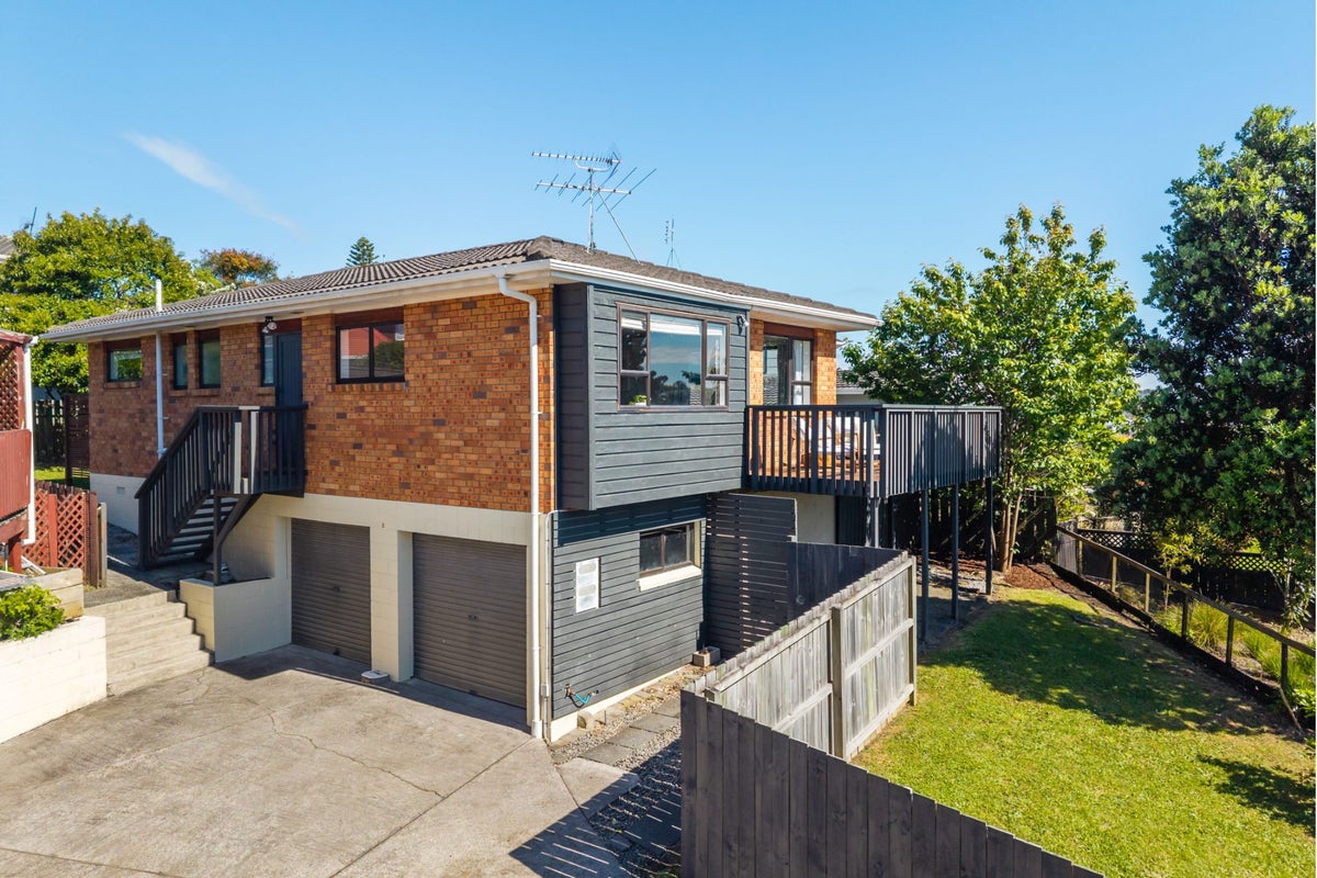 2/12 Petrel Place, Massey, Auckland - Carousel 1
