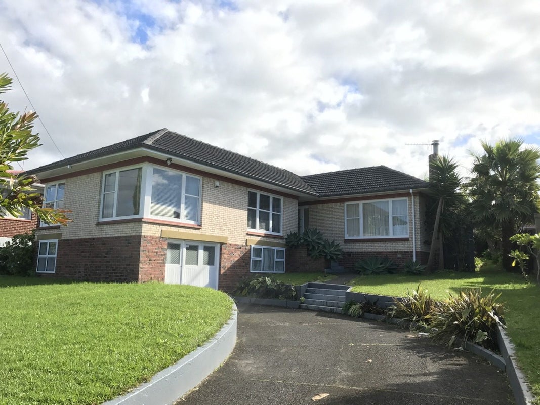 12 Tiroroa Avenue, Te Atatu South, Auckland - Carousel 1