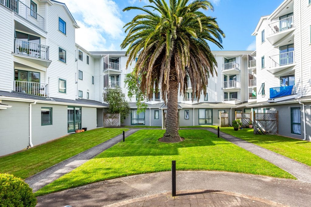 D3/13 Palm Grove, Berhampore, Wellington - Carousel 10