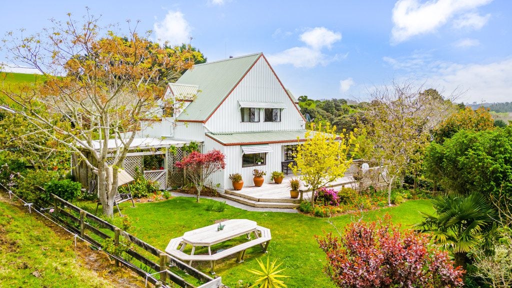 5 Wendy Road, Waitakere, Auckland - Carousel 1