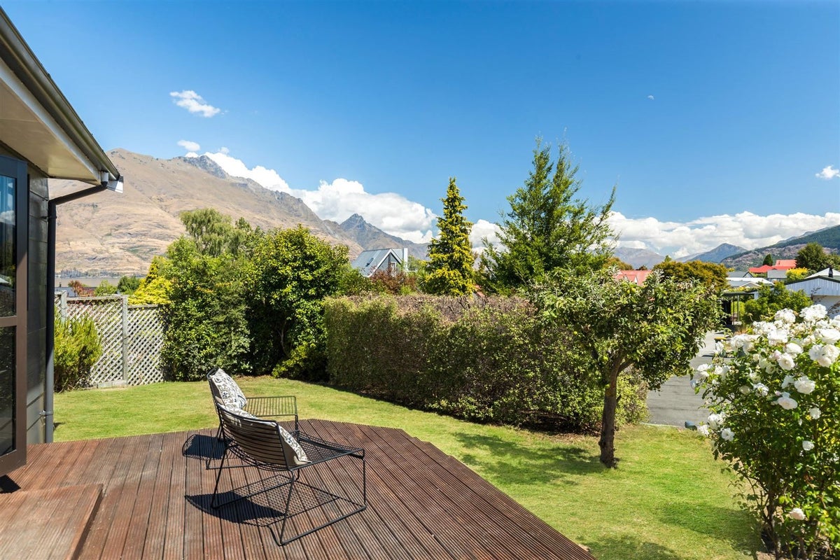 7 Larch Court, Kelvin Heights, Queenstown - Carousel 1