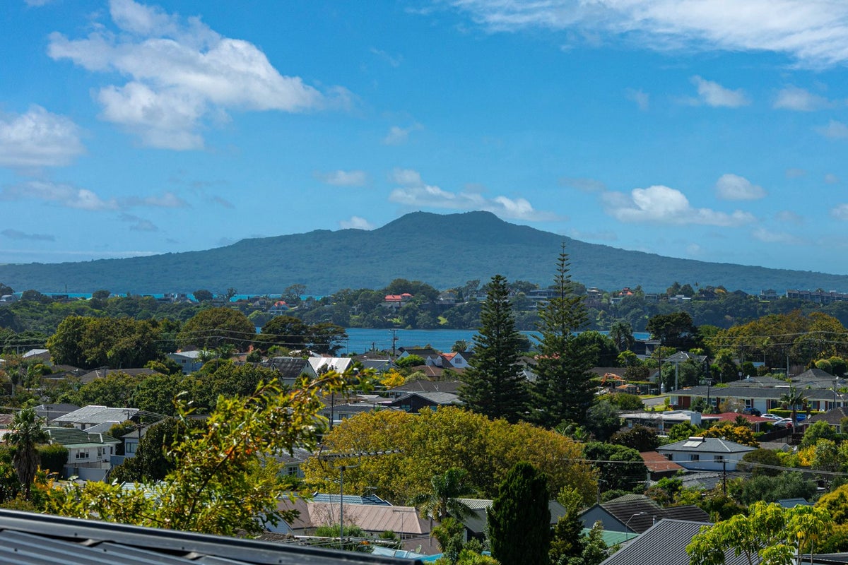 39B Forrest Hill Road, Milford, Auckland - Carousel 1