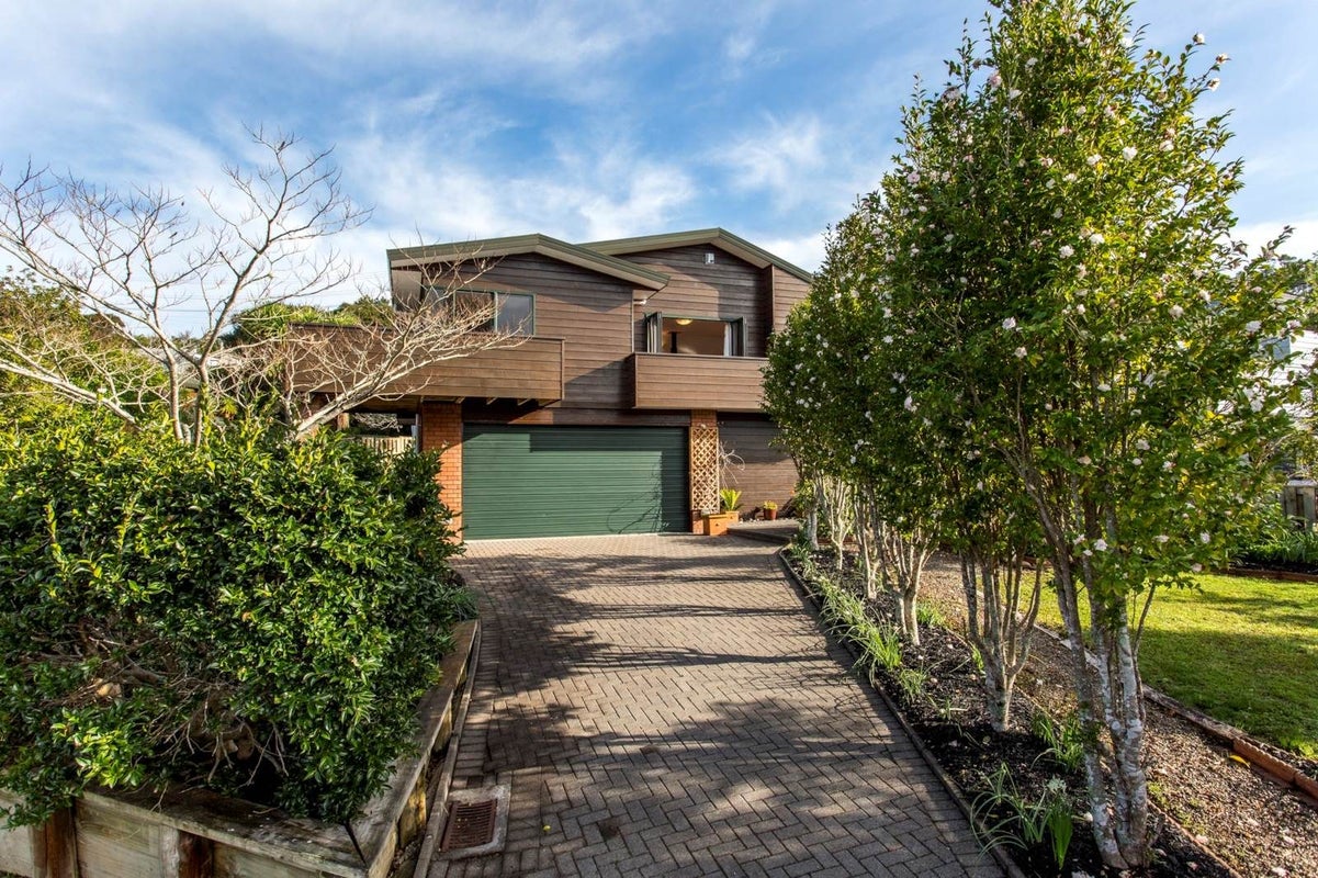 9 Highwood Grove, Torbay, Auckland - Carousel 1