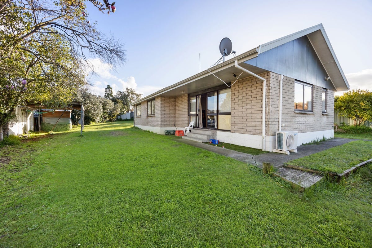6 Denz Street, Maeroa, Hamilton - Carousel 1