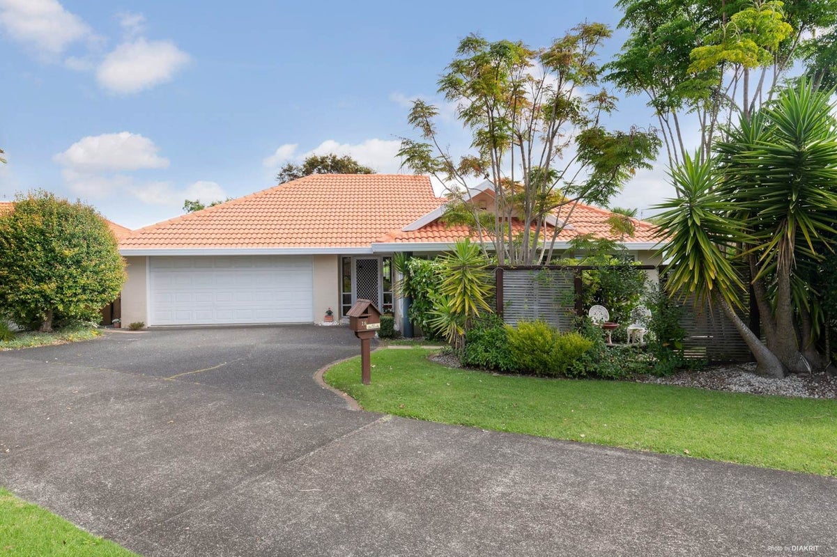 18 Gillett Place, Botany Downs, Auckland - Carousel 1