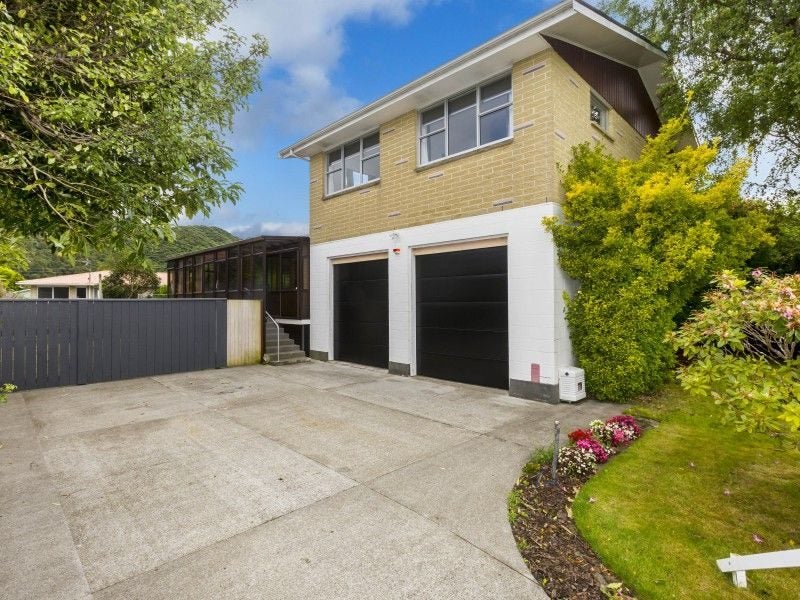 15 Haylock Grove, Totara Park, Upper Hutt - Carousel 1