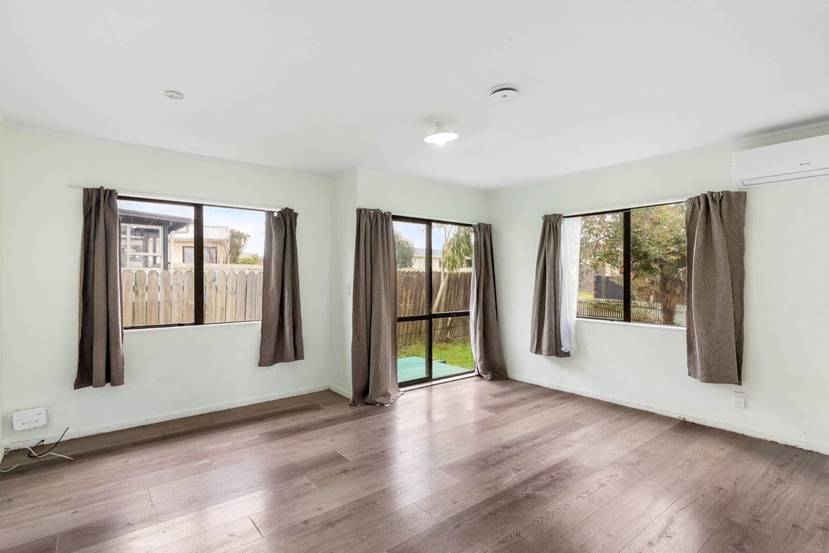 2/32 Maplesden Drive, Clendon Park, Auckland - Carousel 2