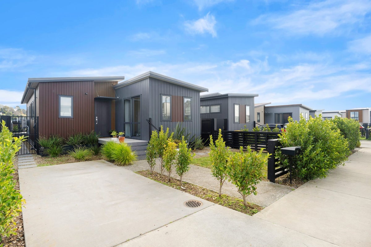 25 Pukanui Avenue, Totara Park, Auckland - Carousel 1