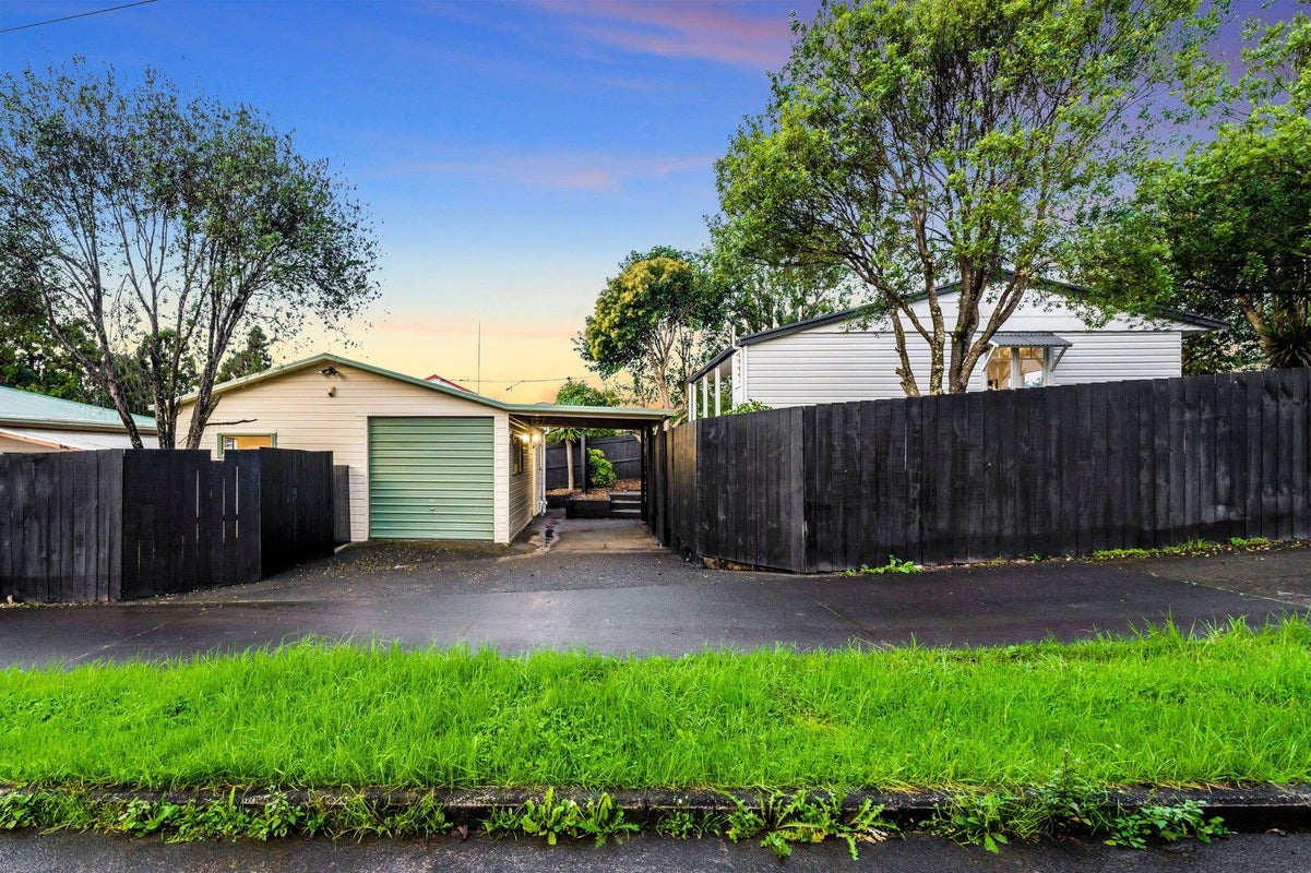 1/48 Woodside Road, Massey, Auckland - Carousel 1