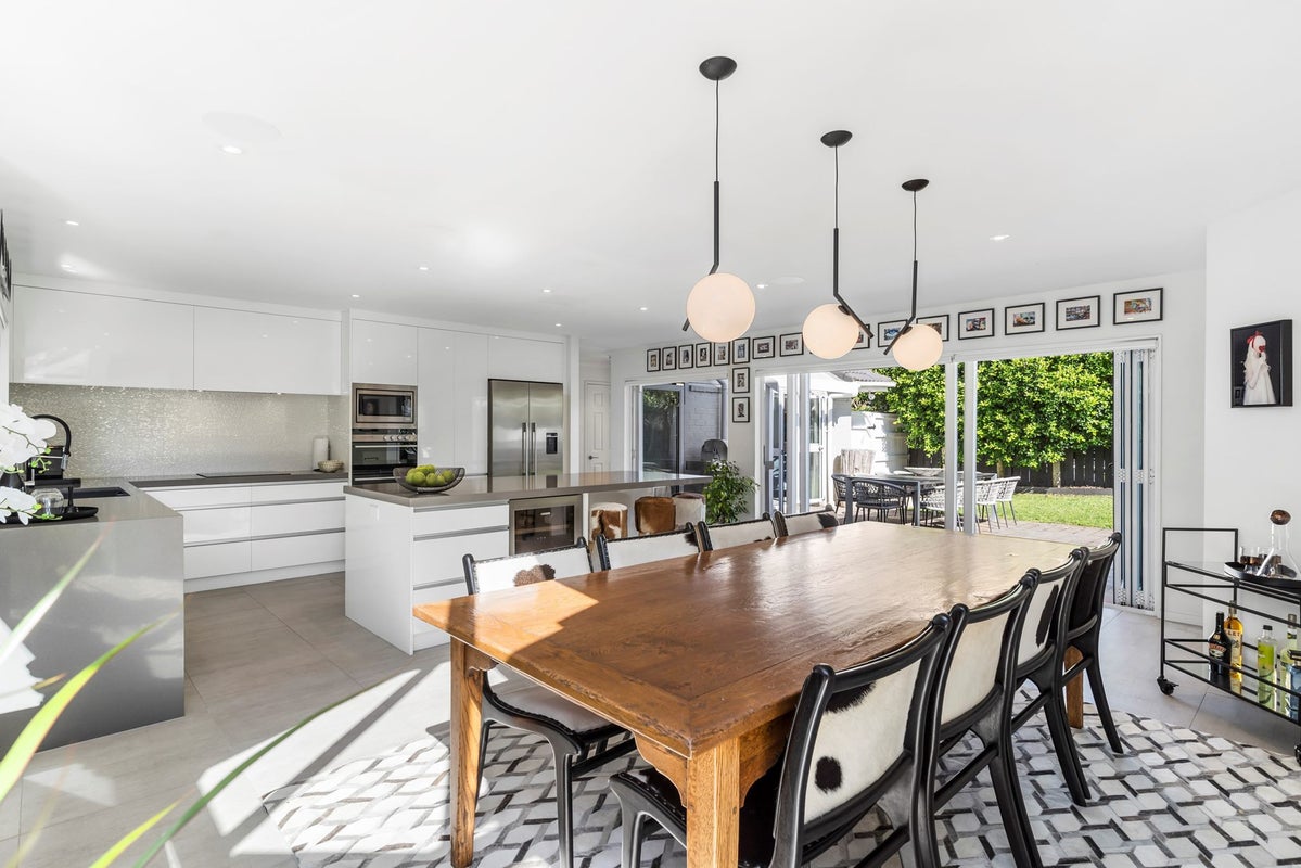 15 Elizabethan Gardens, St Heliers, Auckland - Carousel 2