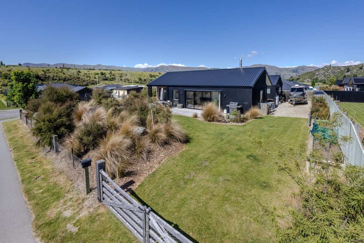 9 Cooper Crescent, Luggate, Wanaka - Carousel 2