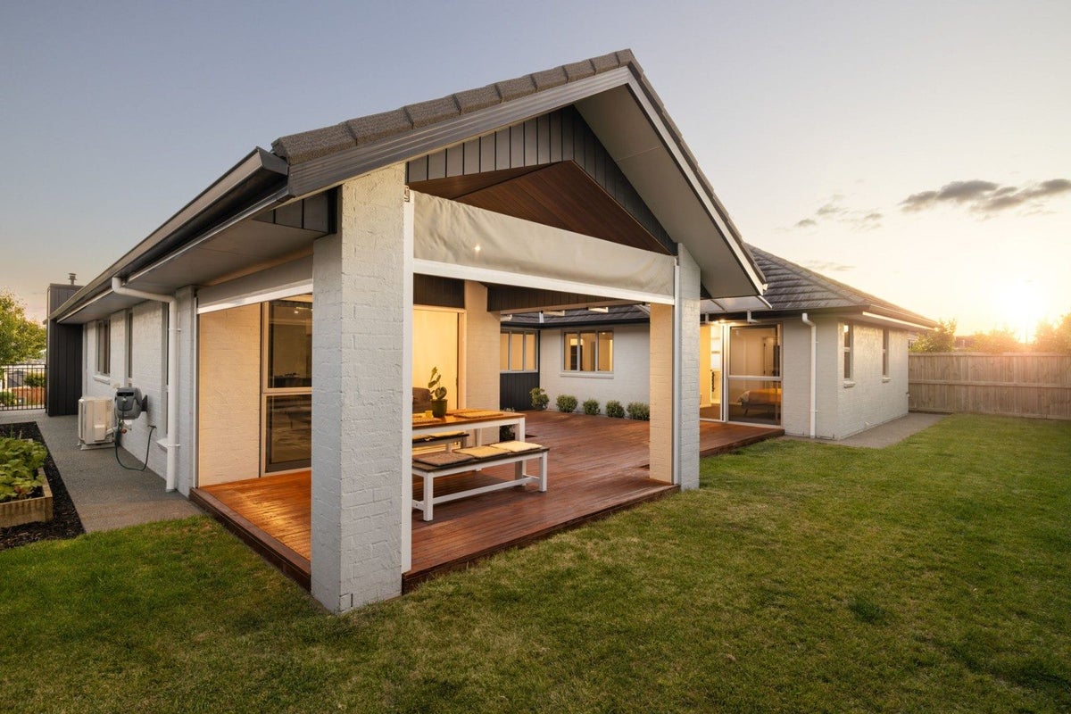 5 Kapua Crescent, Rototuna North, Hamilton - Carousel 1